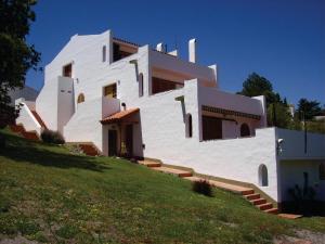 a white house on top of a hill at Departamentos Carlos Paz bajada al lago in Villa Carlos Paz