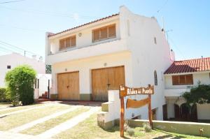 una casa con un letrero de la calle delante de ella en La Aldea del Puente en Villa Carlos Paz