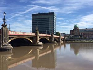 un puente sobre un río junto a un edificio en Quay Apartments Clarence House, en Newport
