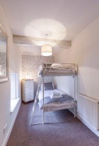 een slaapkamer met een stapelbed in een kamer bij The Stables in Stony Middleton