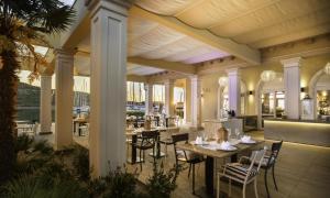 Reštaurácia alebo iné gastronomické zariadenie v ubytovaní Apartment ACI Marina CRES