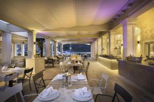 Reštaurácia alebo iné gastronomické zariadenie v ubytovaní Apartment ACI Marina CRES