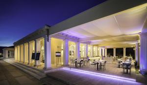 Reštaurácia alebo iné gastronomické zariadenie v ubytovaní Apartment ACI Marina CRES
