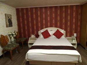 Postel nebo postele na pokoji v ubytování Guan Lun Hotel