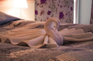 Rúm í herbergi á Hotell Tamula
