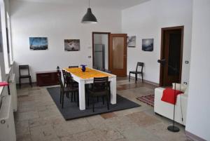 uma cozinha com mesa e cadeiras num quarto em Appartamenti Palazzo Lazzaris - Costantini - Dolomiti del Cadore em Perarolo di Cadore