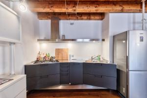 a kitchen with a stove and a sink at La Casa di Leo in Vicenza
