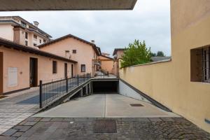 un vicolo vuoto tra due edifici di La Casa di Leo a Vicenza