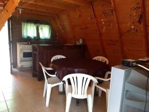 a dining room with a table and chairs in a cabin at Cabañas Pancho Segunda Usina in Embalse