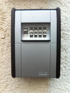 een kluisje aan een muur is bevestigd bij Munich Apartment Harras (Souterrain) in München