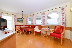 ein Wohnzimmer mit einem Tisch und Stühlen in der Unterkunft Landhaus Hubert's Hüs in Oberjoch
