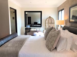 Säng eller sängar i ett rum på Swanepoel Guesthouse & Suites