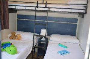 เตียงในห้องที่ Happy Camp mobile homes in Castello Camping & Summer Resort