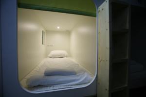 Кровать или кровати в номере CHEERS Capsule Place 