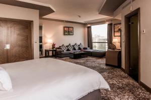 Postel nebo postele na pokoji v ubytování Kenzi Tower Hotel