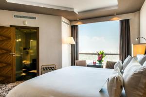 Postel nebo postele na pokoji v ubytování Kenzi Tower Hotel