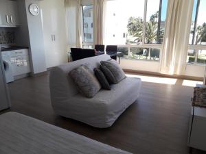 マルベーリャにあるAlicate Playa.の白いソファ付きのリビングルーム(大きな窓付)
