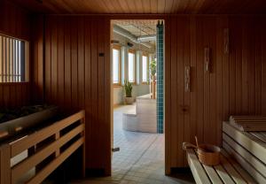 Cette chambre dispose d'un couloir avec des murs en bois et une porte. dans l'établissement 25hours Hotel The Circle, à Cologne