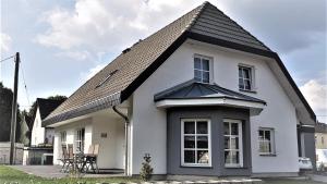 una pequeña casa blanca con techo inclinado en Gästehaus Alte Giesserei, en Bendorf