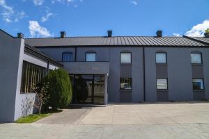 un bâtiment avec l'entrée du garage principal dans l'établissement Hotel Martín Gusinde, à Puerto Natales