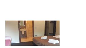 um quarto de hotel com uma cama com toalhas em Hotel Firenze em Saronno