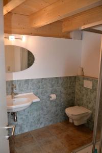 ein Bad mit einem Waschbecken und einem WC in der Unterkunft Haus Steinacker in Fiss