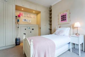 ロンドンにあるVeeve - Classic on Calbourneのベッドルーム(ピンクの毛布付きの白いベッド付)