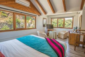 um quarto com uma cama grande e janelas em Hotel Oceanic em Viña del Mar mais 37 fotografias