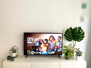 En TV eller et underholdningssystem på Mint Apartment