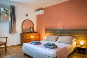 Ένα ή περισσότερα κρεβάτια σε δωμάτιο στο Bee's Knees Retreat +19 φωτογραφίες