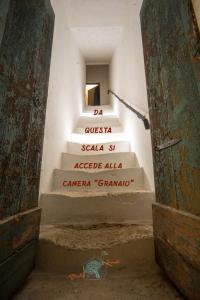 une série d'escaliers qui leur sont réservés dans un bâtiment dans l'établissement Giardino Nascosto, à Taviano
