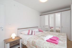 מיטה או מיטות בחדר ב-holiday home on DUGI OTOK - OTOK