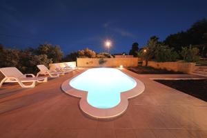 Bazén v ubytování holiday home on DUGI OTOK - OTOK nebo v jeho okolí