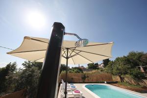 Bazén v ubytování holiday home on DUGI OTOK - OTOK nebo v jeho okolí