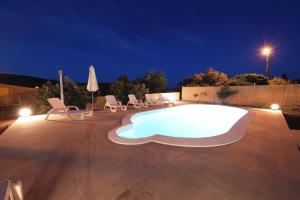 Bazén v ubytování holiday home on DUGI OTOK - OTOK nebo v jeho okolí