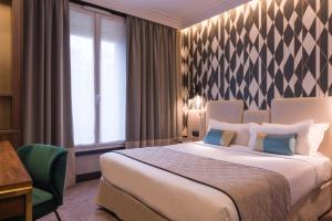 a hotel room with a large bed and a window at Best Western Select Hotel in Boulogne-Billancourt