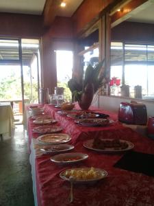 una larga línea de platos de comida en una mesa en Tupa Hotel en Hanga Roa