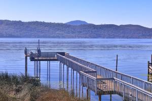 un muelle sobre una gran masa de agua en Americas Best Value Inn and Suites Clearlake, en Clearlake