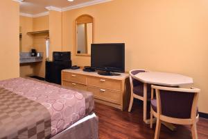 TV at/o entertainment center sa Americas Best Value Inn and Suites Clearlake