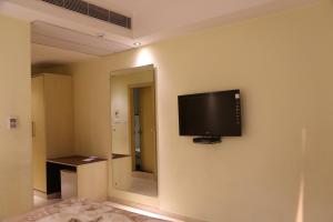 TV a/nebo společenská místnost v ubytování Mayur Hotel