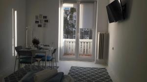 Televízia a/alebo spoločenská miestnosť v ubytovaní Ogrodowa Apartments