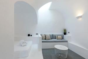 Posteľ alebo postele v izbe v ubytovaní Alluvial Santorini Suites