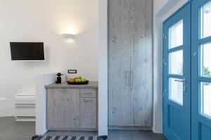 Televízia a/alebo spoločenská miestnosť v ubytovaní Alluvial Santorini Suites