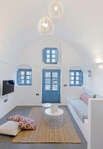 Posteľ alebo postele v izbe v ubytovaní Alluvial Santorini Suites