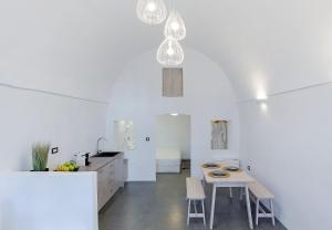 Kuchyňa alebo kuchynka v ubytovaní Alluvial Santorini Suites
