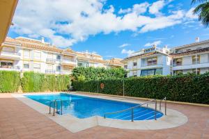 una piscina frente a un edificio en Divina Home Apartments, en La Cala de Mijas