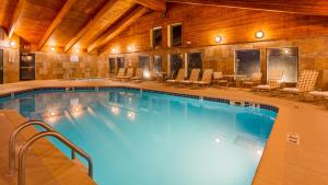 Bazén v ubytování Best Western Plus Sidney Lodge nebo v jeho okolí