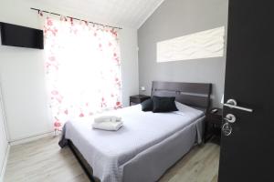A bed or beds in a room at Guest House Minas