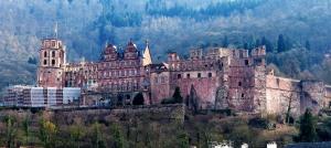 stary zamek siedzący na szczycie góry w obiekcie Wohnung am Neckar w mieście Heidelberg
