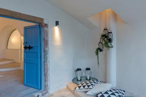 Posteľ alebo postele v izbe v ubytovaní Alluvial Santorini Suites